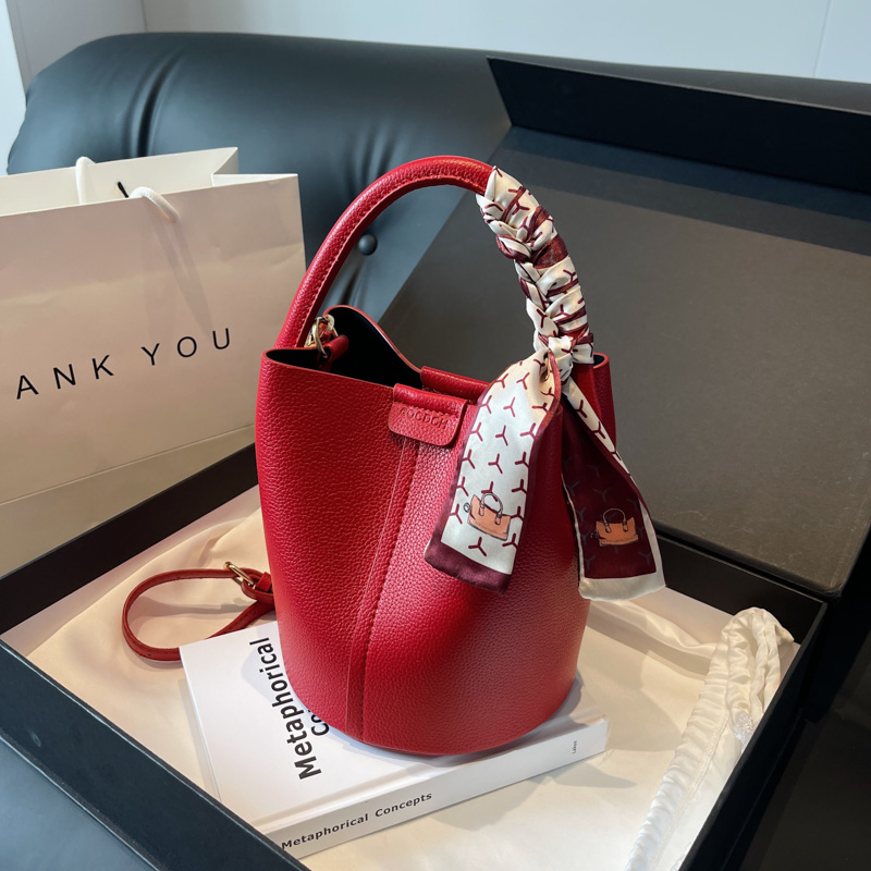 حقائب كتف وحقائب كروس باللون ا - مراجعة Luxury Bags On Sales وسعره