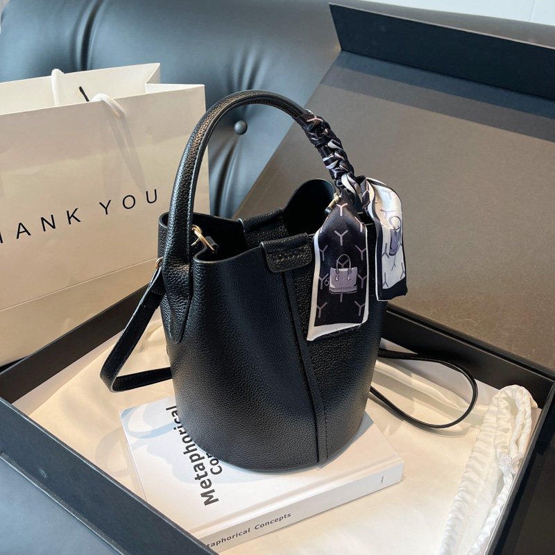 حقائب كتف وحقائب كروس باللون ا - مراجعة Luxury Bags On Sales وسعره