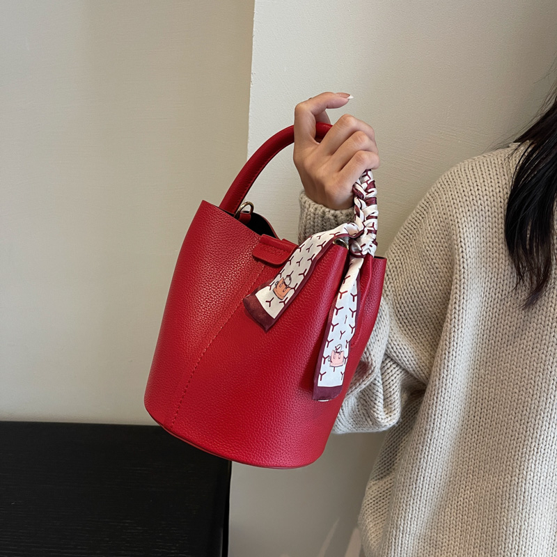 حقائب كتف وحقائب كروس باللون ا - مراجعة Luxury Bags On Sales وسعره