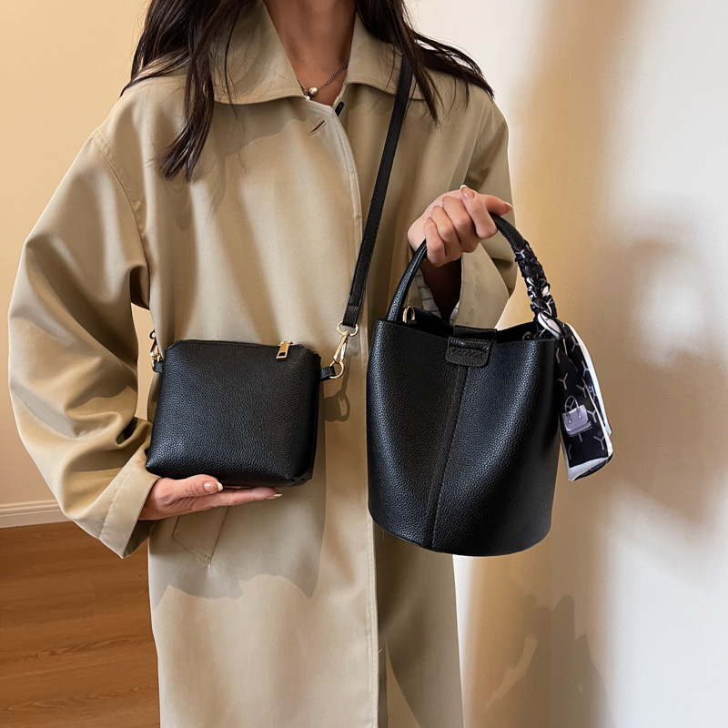 حقائب كتف وحقائب كروس باللون ا - مراجعة Luxury Bags On Sales وسعره